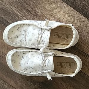 Womens white marble hey dudes size 10